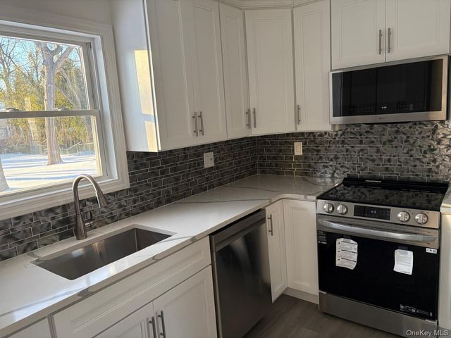 10 Dourland Road, Medford, NY 11763