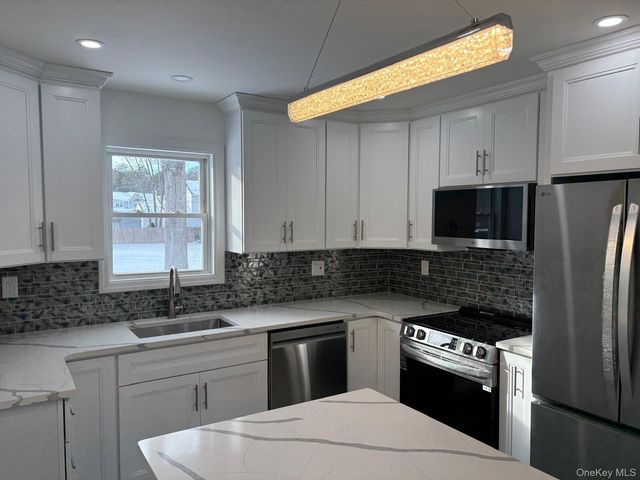 10 Dourland Road, Medford, NY 11763