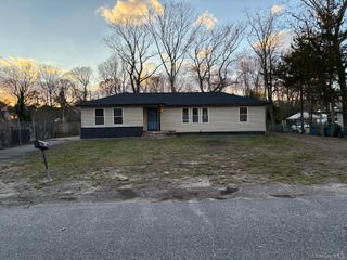 10 Dourland Road, Medford, NY 11763