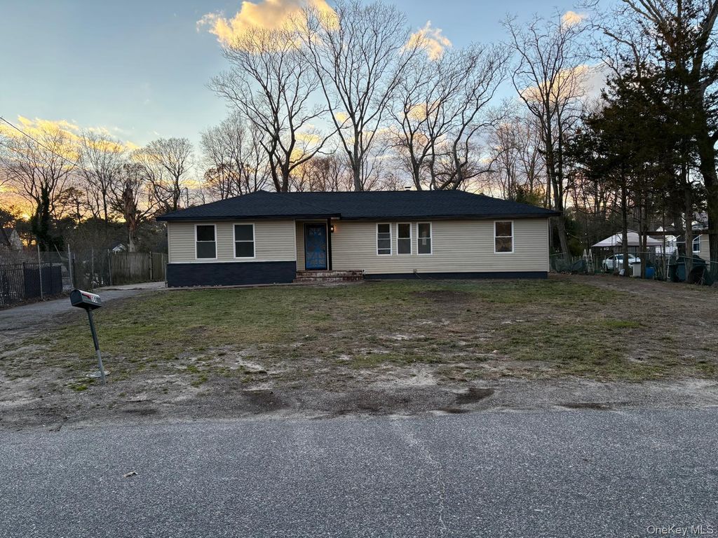 10 Dourland Road, Medford, NY 11763