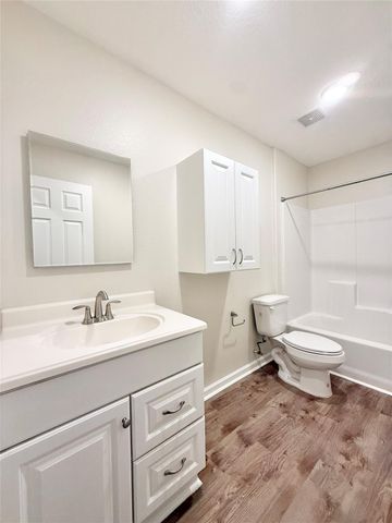 420 Winding Way Street, Lake Jackson, TX 77566