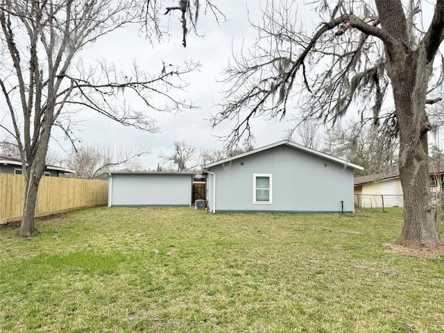 420 Winding Way Street, Lake Jackson, TX 77566
