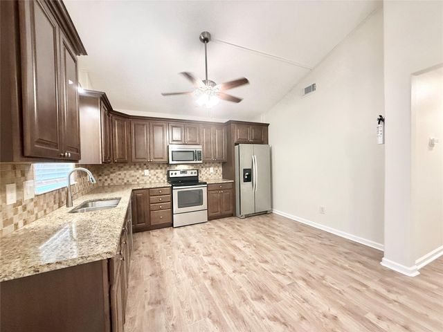 420 Winding Way Street, Lake Jackson, TX 77566