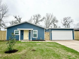 420 Winding Way Street, Lake Jackson, TX 77566