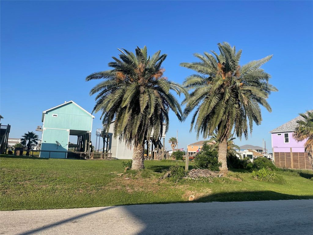 956 S Tinkle Lane, Crystal Beach, TX 77650