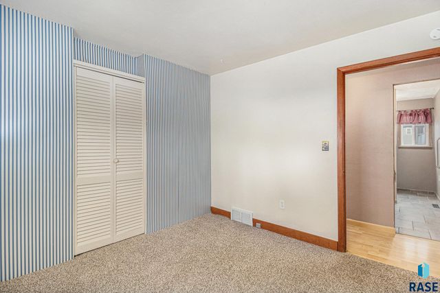 2904 E 21st St Street, Sioux Falls, SD 57103