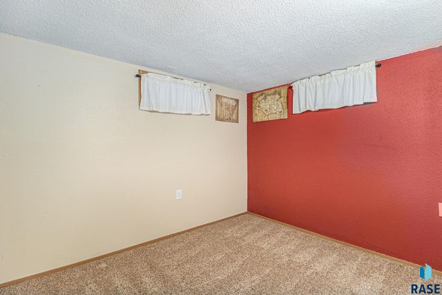 2904 E 21st St Street, Sioux Falls, SD 57103