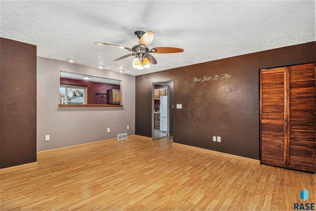 2904 E 21st St Street, Sioux Falls, SD 57103