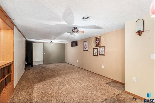 2904 E 21st St Street, Sioux Falls, SD 57103