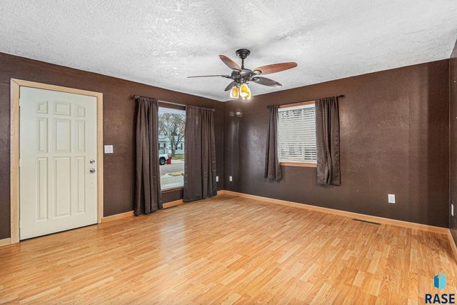 2904 E 21st St Street, Sioux Falls, SD 57103