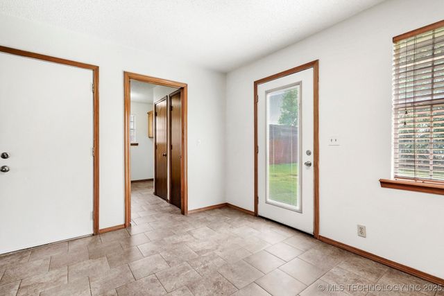 223 E Manor Circle, Pryor, OK 74361