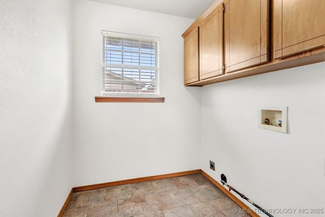 223 E Manor Circle, Pryor, OK 74361