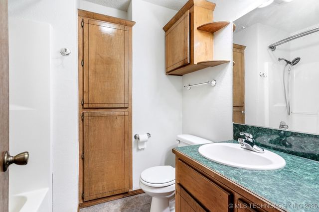 223 E Manor Circle, Pryor, OK 74361