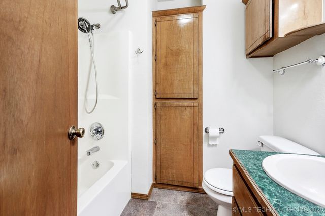 223 E Manor Circle, Pryor, OK 74361