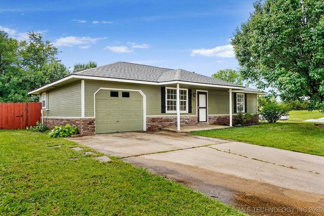 223 E Manor Circle, Pryor, OK 74361