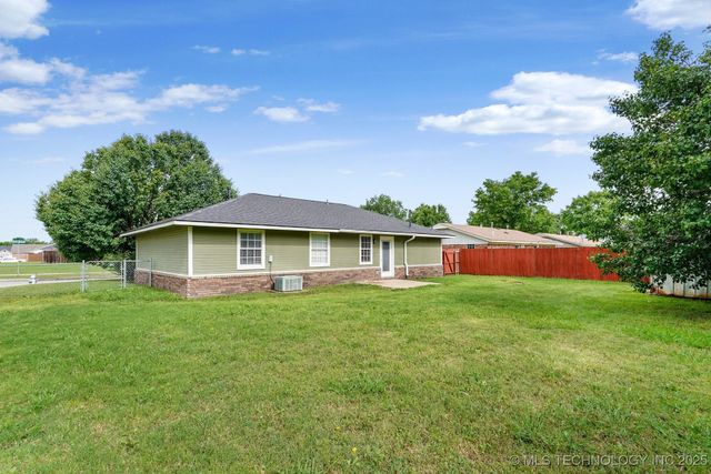 223 E Manor Circle, Pryor, OK 74361