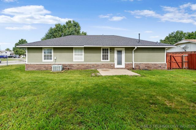 223 E Manor Circle, Pryor, OK 74361