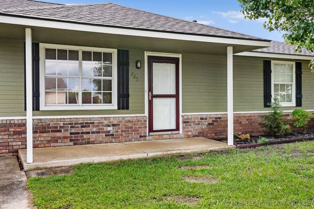 223 E Manor Circle, Pryor, OK 74361