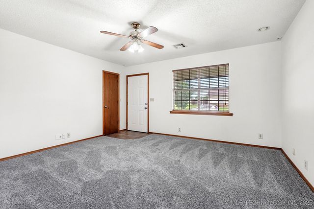 223 E Manor Circle, Pryor, OK 74361