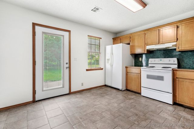 223 E Manor Circle, Pryor, OK 74361