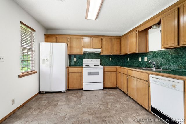 223 E Manor Circle, Pryor, OK 74361