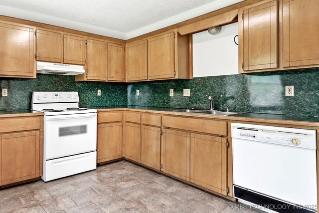 223 E Manor Circle, Pryor, OK 74361