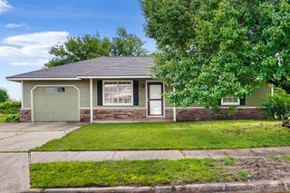 223 E Manor Circle, Pryor, OK 74361