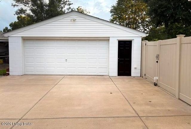 5710 Locust Way, Louisville, KY 40229