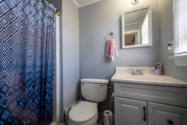 35 Nelson Ave, Lowell, MA 01852