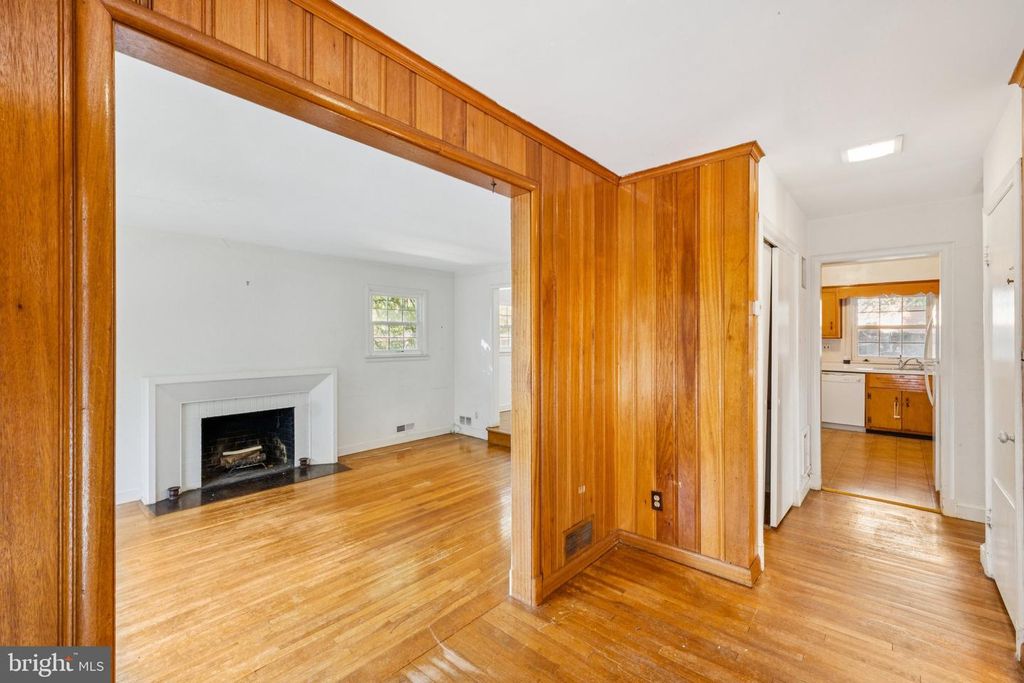 9700 DAMERON DR, Silver Spring, MD 20910