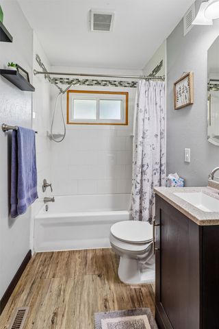 609 E 12th Street Place N, Newton, IA 50208