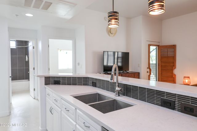 2010 E River Rd Unit 105, Tucson, AZ 85718