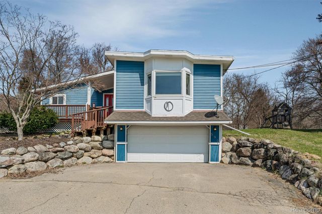 590 Hillwood, White Lake Charter Township, MI 48383