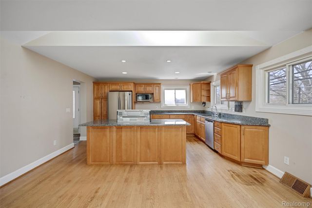 590 Hillwood, White Lake Charter Township, MI 48383