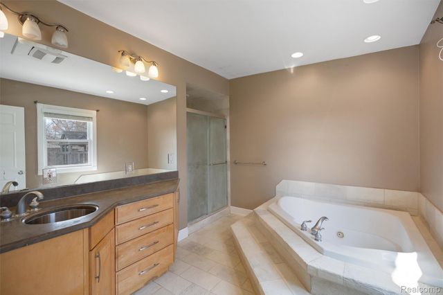 590 Hillwood, White Lake Charter Township, MI 48383