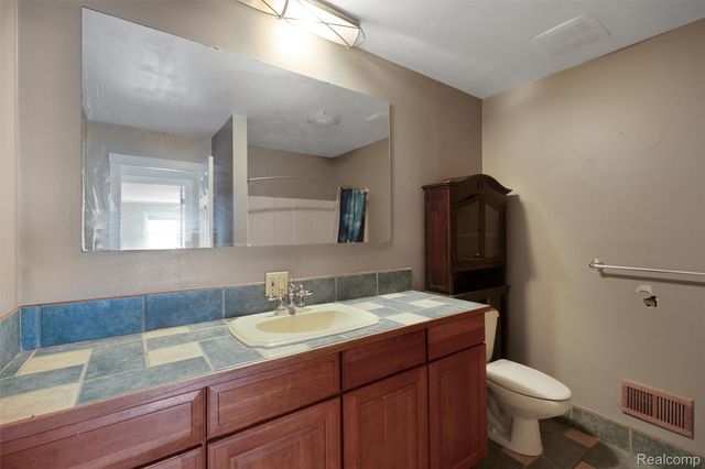 590 Hillwood, White Lake Charter Township, MI 48383