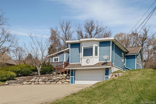 590 Hillwood, White Lake Charter Township, MI 48383