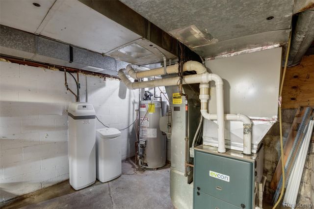 590 Hillwood, White Lake Charter Township, MI 48383