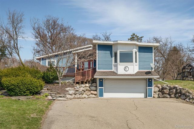 590 Hillwood, White Lake Charter Township, MI 48383