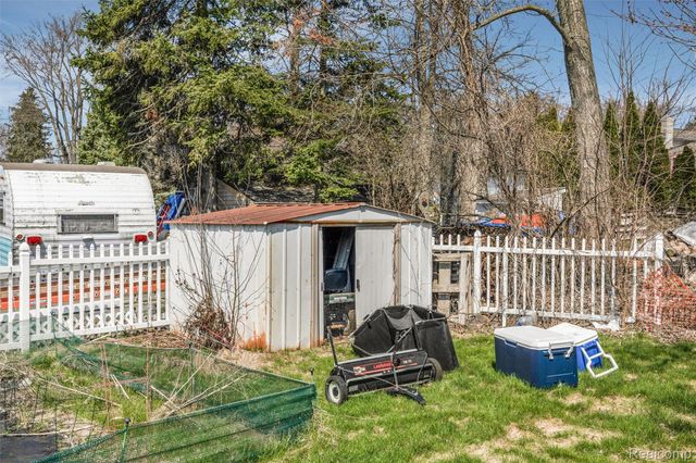 590 Hillwood, White Lake Charter Township, MI 48383