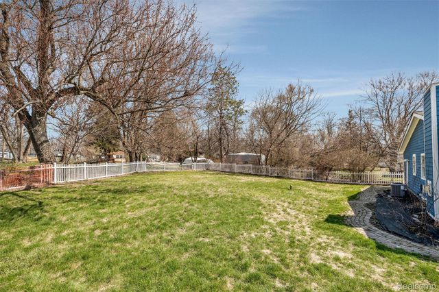 590 Hillwood, White Lake Charter Township, MI 48383