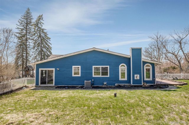 590 Hillwood, White Lake Charter Township, MI 48383