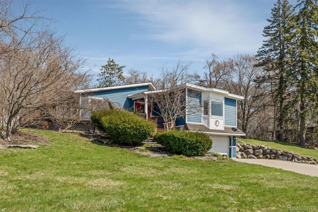 590 Hillwood, White Lake Charter Township, MI 48383