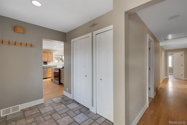 590 Hillwood, White Lake Charter Township, MI 48383