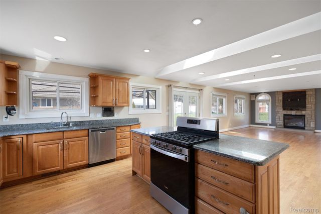 590 Hillwood, White Lake Charter Township, MI 48383