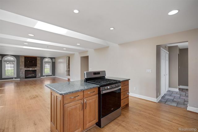 590 Hillwood, White Lake Charter Township, MI 48383