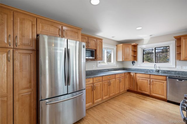 590 Hillwood, White Lake Charter Township, MI 48383