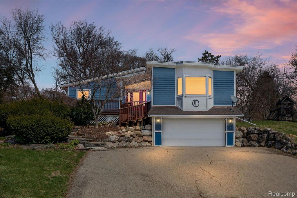 590 Hillwood, White Lake Charter Township, MI 48383