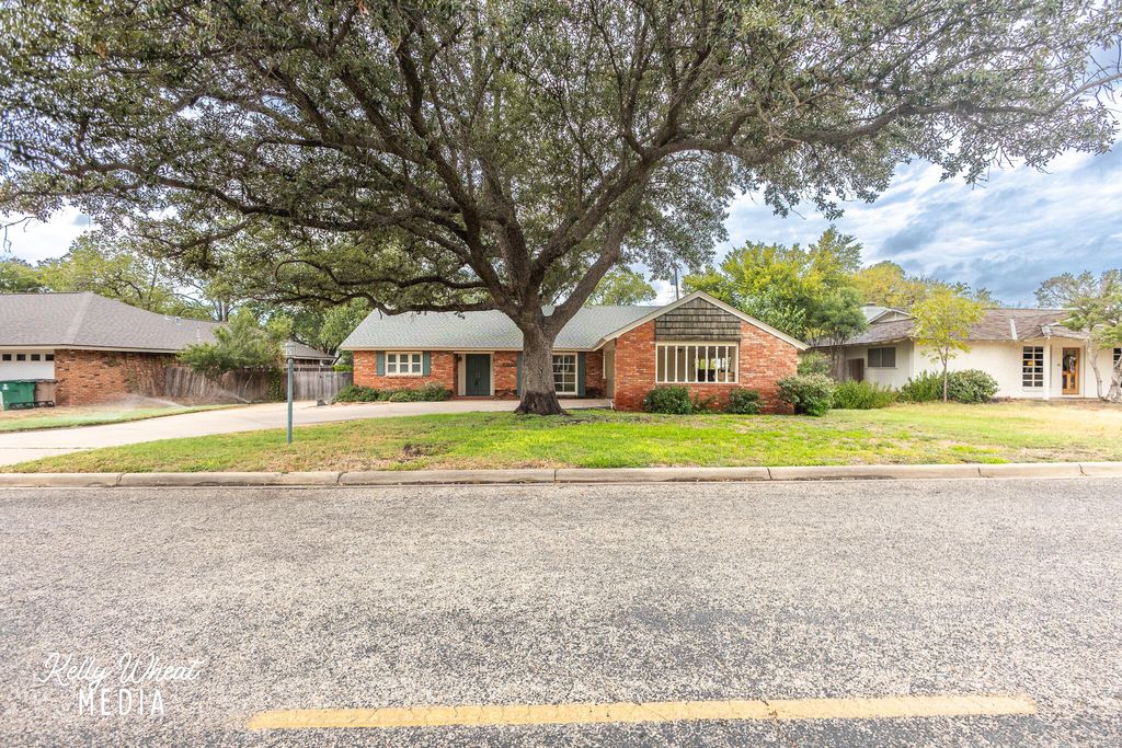 Image 3 of property listing at 2129 Sul Ross Street, San Angelo, TX 76904