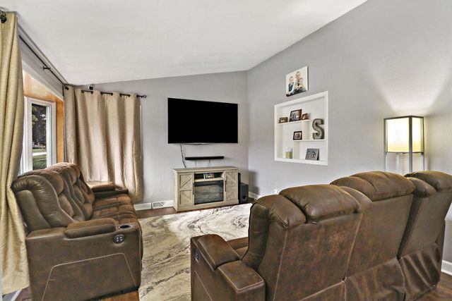 7921 20th AVENUE, Kenosha, WI 53143